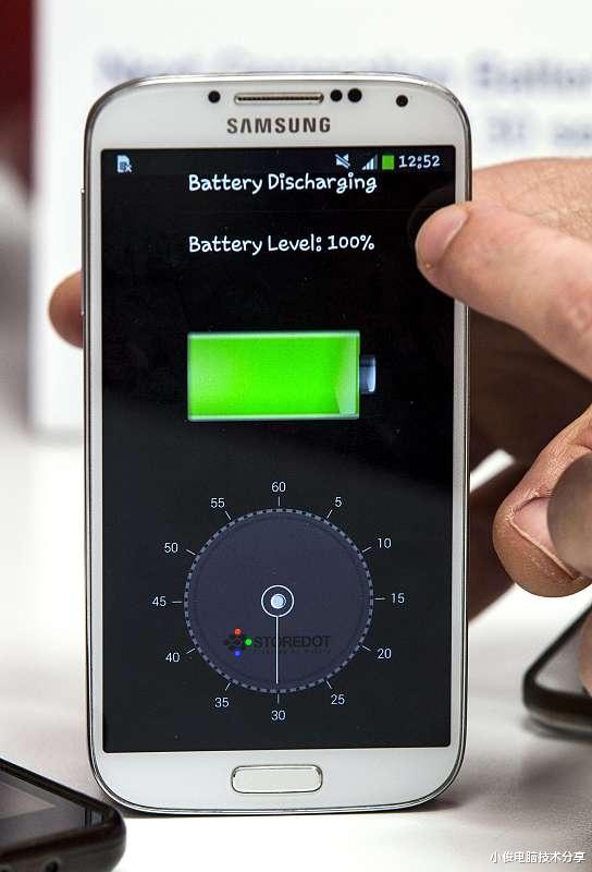 电池|家里停电怎么给手机充电？原来方法这么简单，用电视遥控器就可以