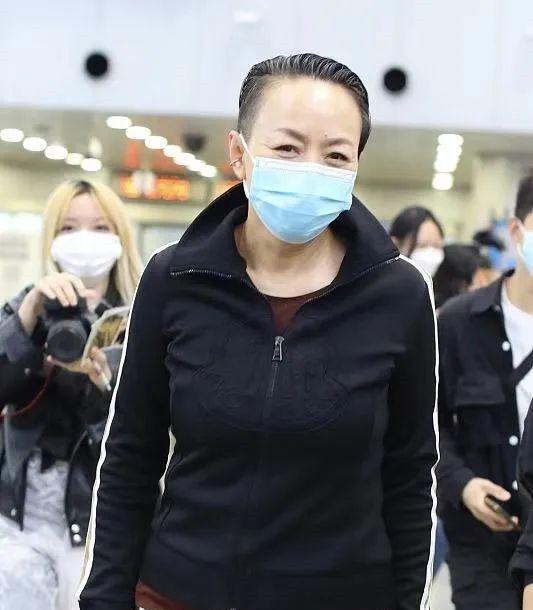 纹眉 宋丹丹60岁又瘦身又纹眉,梳油头中性打扮,追求个性是个潮奶奶