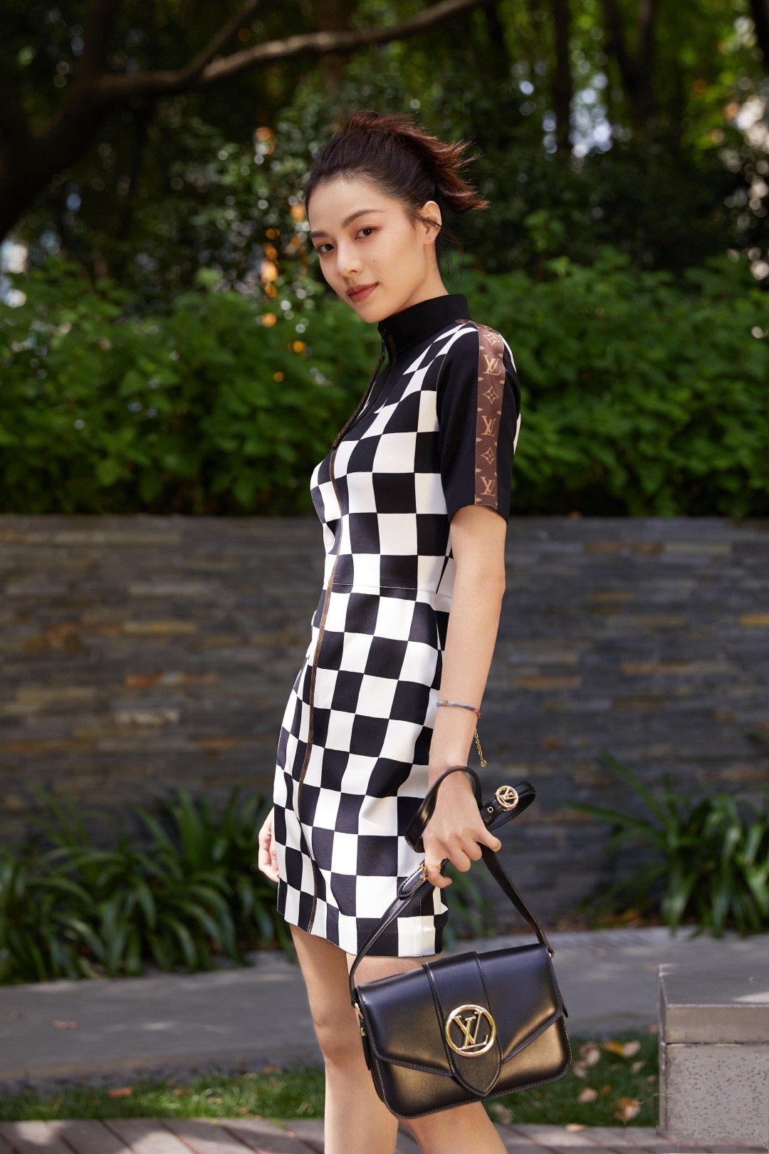 连衣裙 钟楚曦很美嘛，乱糟糟的双马尾配蓝色花裙子，清新时尚很俏皮。