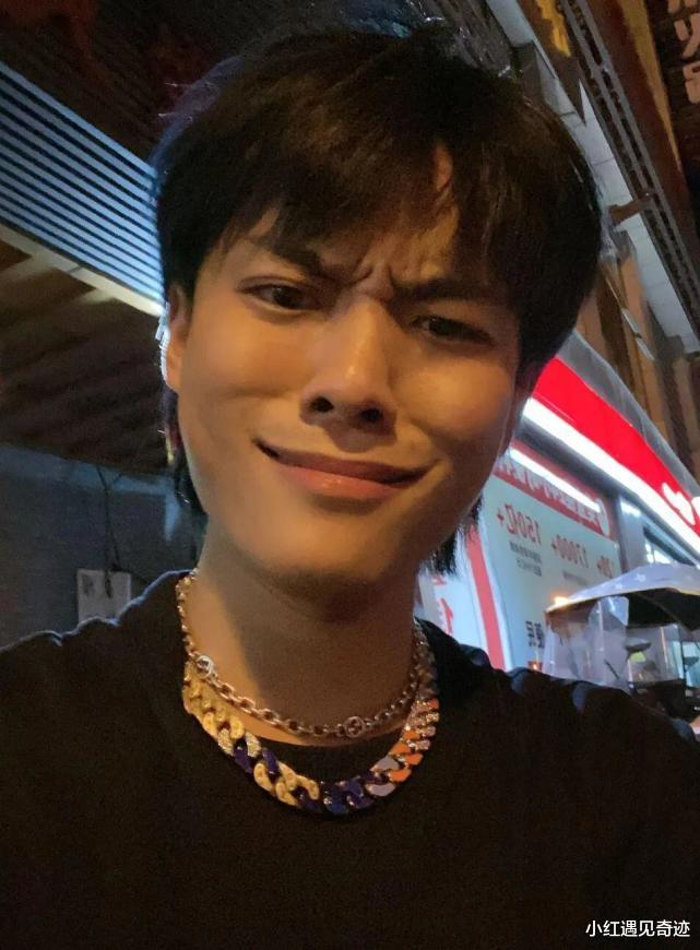 短视频|“不务正业”却圈粉6千万，每天上网收入过亿，小杨哥到底啥背景