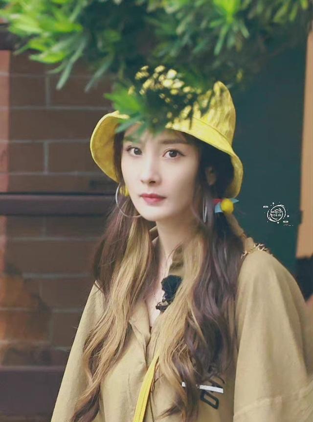 |《花少》录制，杨幂小黄帽造型十分有活力，和刘敏涛贴贴关系好