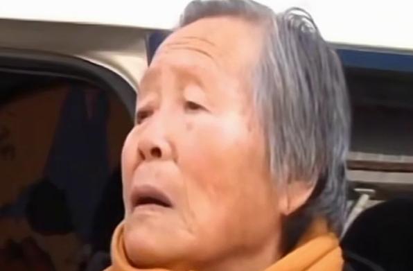 儿公婆把全部家产给了女,老伴尸骨未寒便被儿媳赶出家门:她活该
