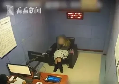 上海,任女士应闺蜜郁某邀请到餐馆吃饭。期间,郁某称自己的手机没电