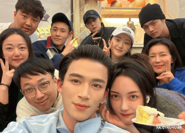 陈亚男|27岁许凯庆生照眼袋抢镜，疑因喝酒笑到模糊，C位景甜法令纹明显