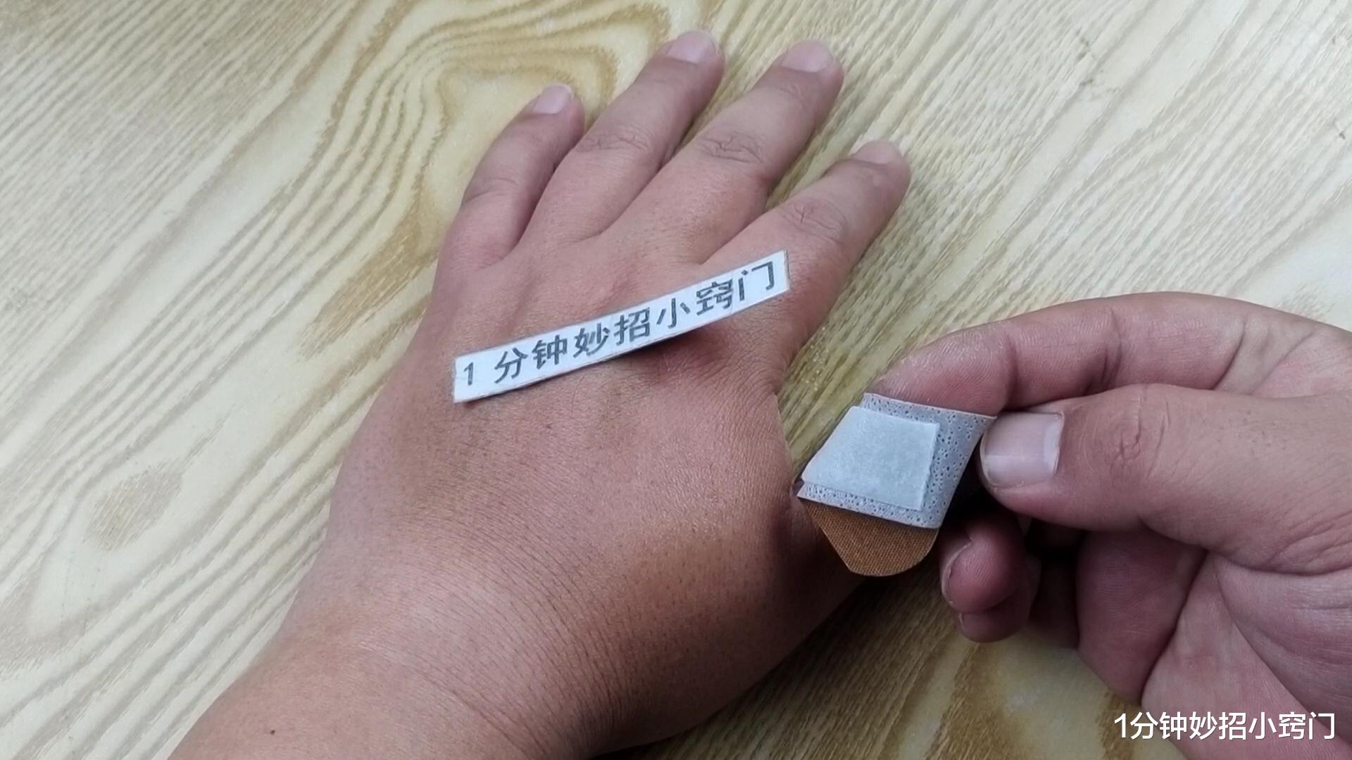 天热了,切记在门上贴个创可贴,好多人还不懂,解决家里烦恼事