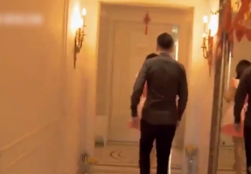 走进张庭在黄浦江边的1600平豪宅！2层空中花园，露台装饰像皇宫