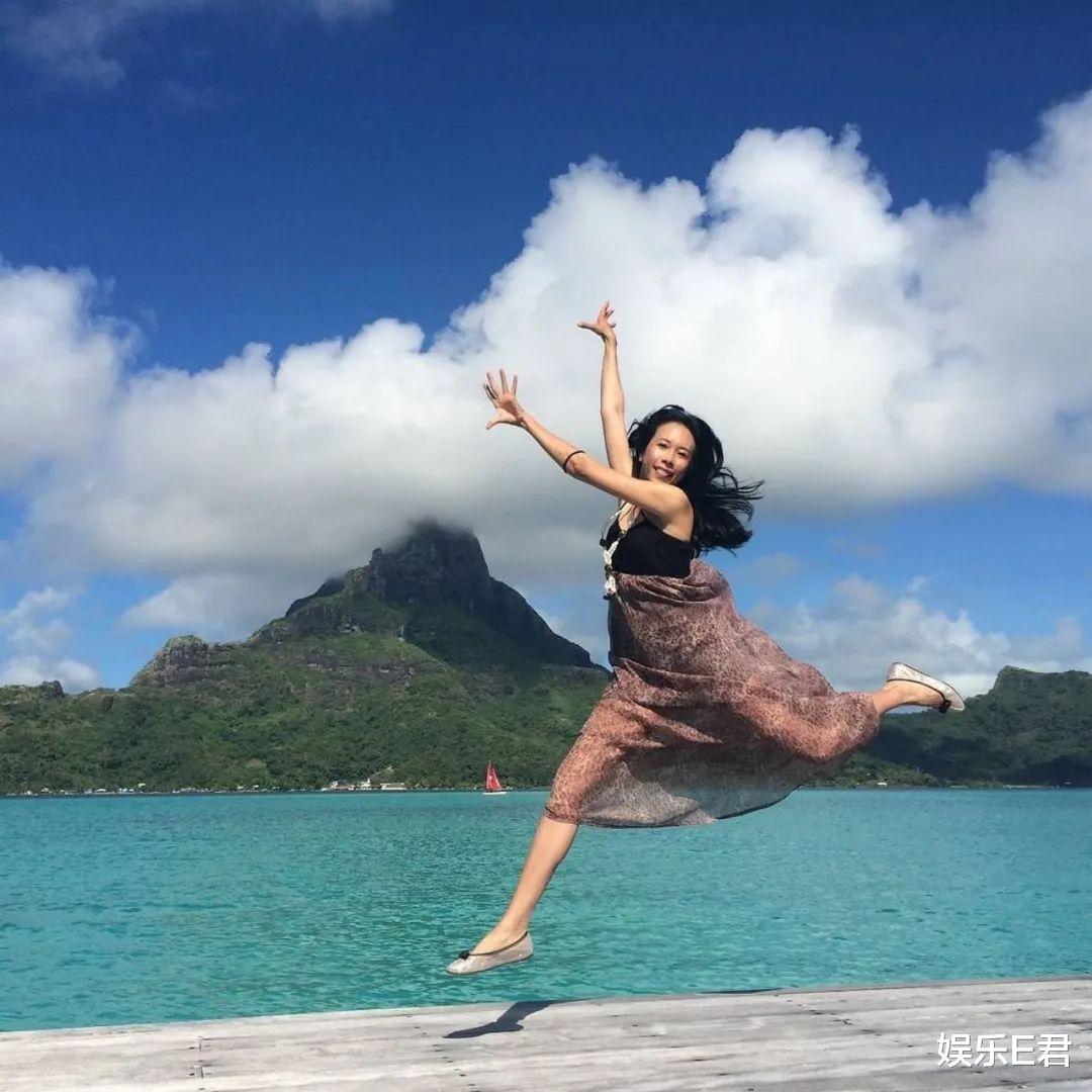 莫文蔚|52岁“情歌天后”莫文蔚晒与老公合照，一双40寸长腿羡煞旁人