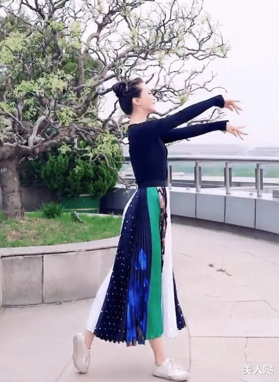 后遗症|48岁王艳为复出拼了！直播穿花裙卖力热舞秀窈窕身段，彻底豪门梦碎