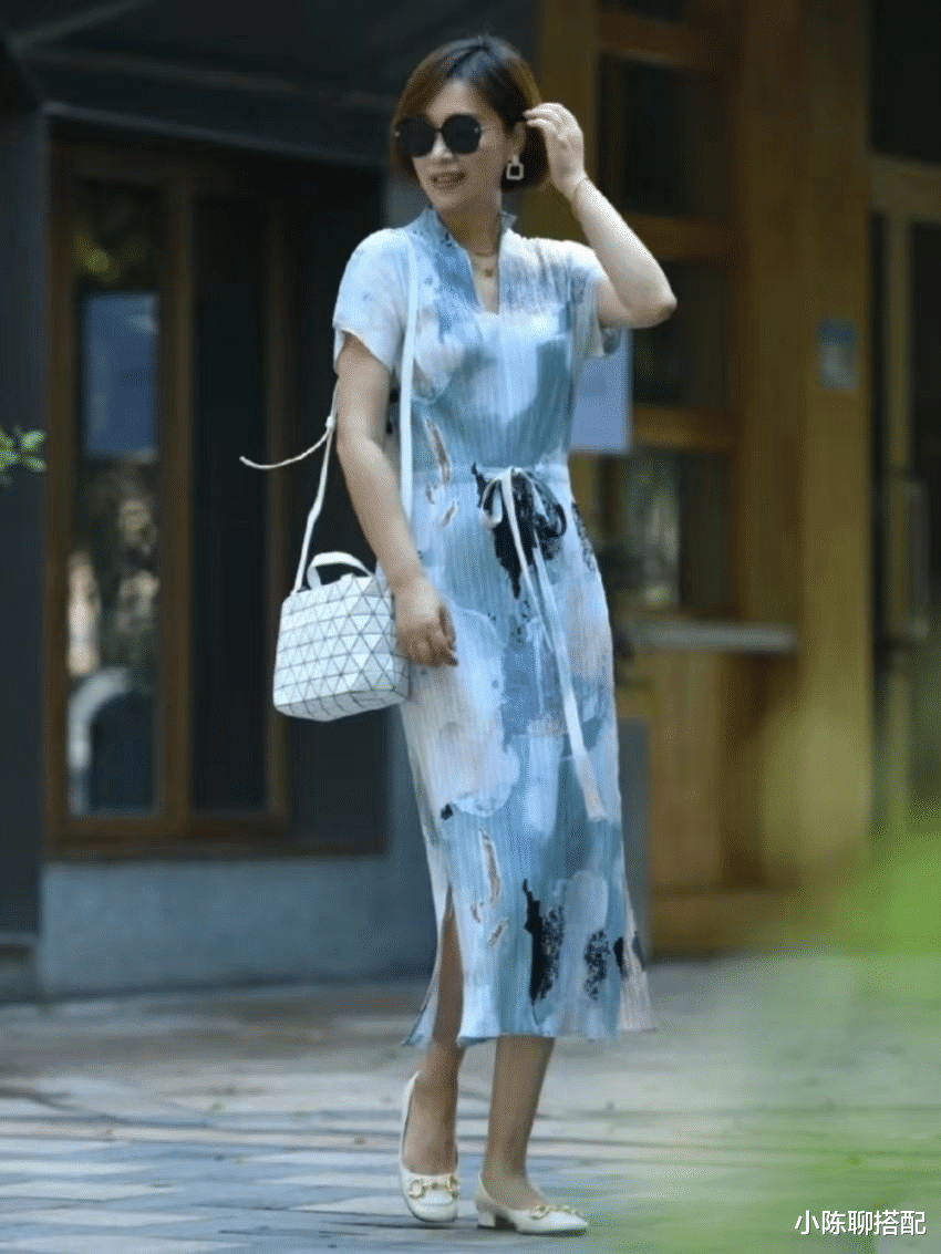 短发 这才是50+女人最气质的形象：裙子要选长、发型要选短，优雅知性