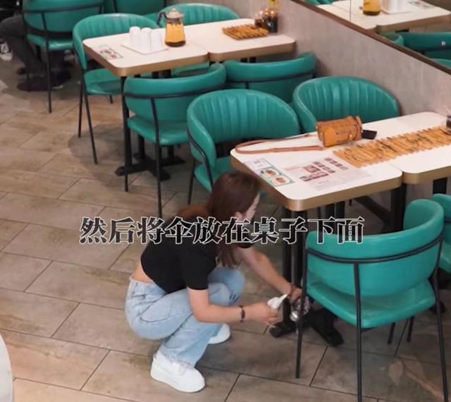 一对情侣来吃饭,女子的动作真少见,网友:细节见人品