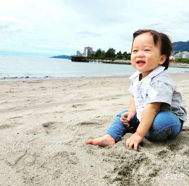|前TVB花旦岑丽香带小儿子去海边玩耍 夫妻俩首次一起专注于小儿子