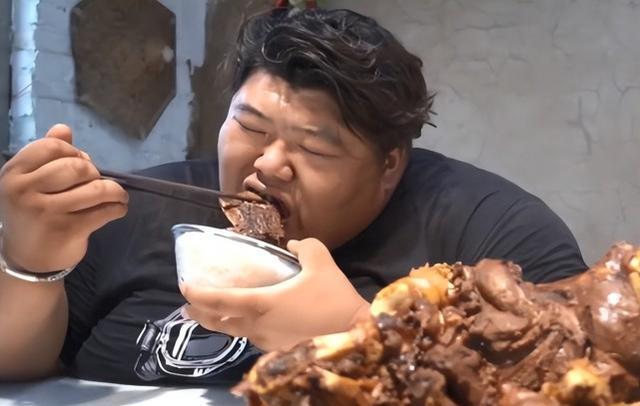 胖猴仔减200斤后重操旧业，大口炫肉直呼太棒，网友：又要走老路