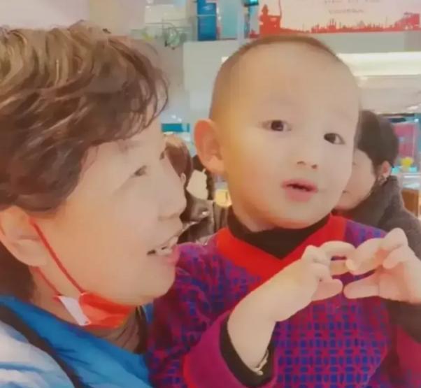 |越挫越勇？熊磊效仿田静，晒楷楷当礼仪小标兵照，网友：消停会吧