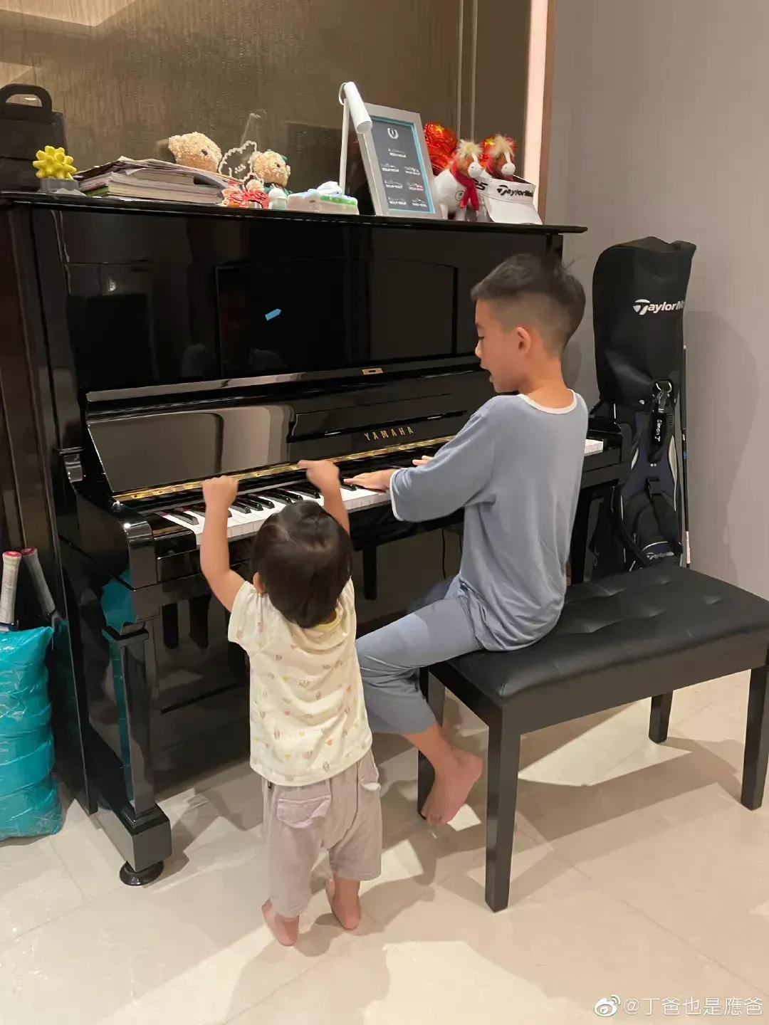 陈小春|陈小春俩儿子跳舞萌态十足,hoho像迷你版jasper,父子仨共用一张脸