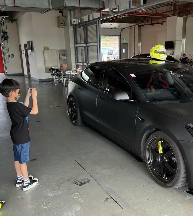 |林志颖一家去看赛车，老婆陈若仪黑吊带粉裤尽显好身材