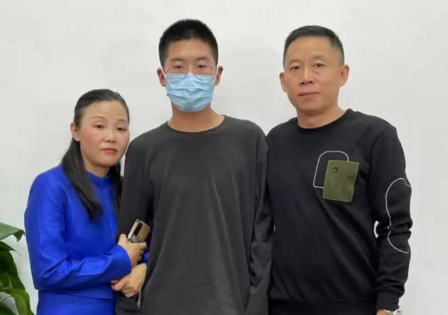 孙悦|孙海洋一家外出游玩，孙卓孙悦真情拥抱太暖心，看到孙辉一秒破功