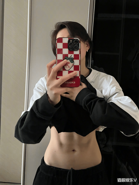 李斯丹妮|31岁李斯丹妮穿吊带晒腹肌，线条明显不输男人，粉丝大喊我可以！