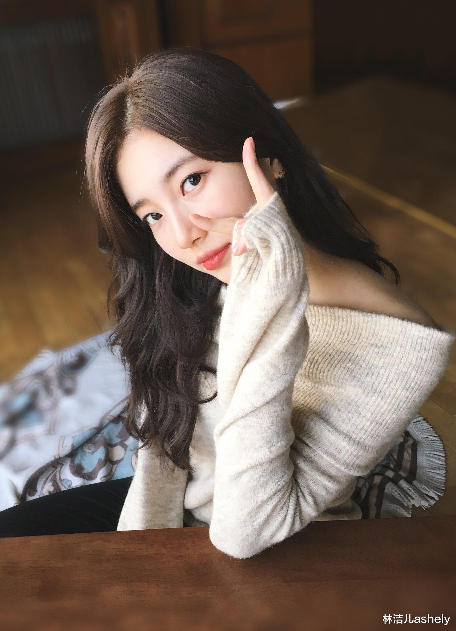 眼线 秀智IU的妆容看着温柔清淡,但眼妆却能放大双眼,全靠轻透感眼线