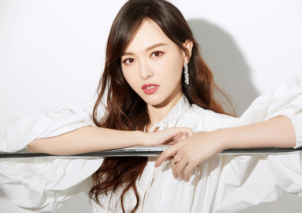 宋智雅|宋智雅穿假货被揭穿,综艺镜头也被删除,杨幂和唐嫣也被牵连?