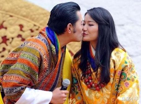 不丹|不丹王后乖巧跟随国王身后，可眼神暴露了她的心思，凶狠已藏不住