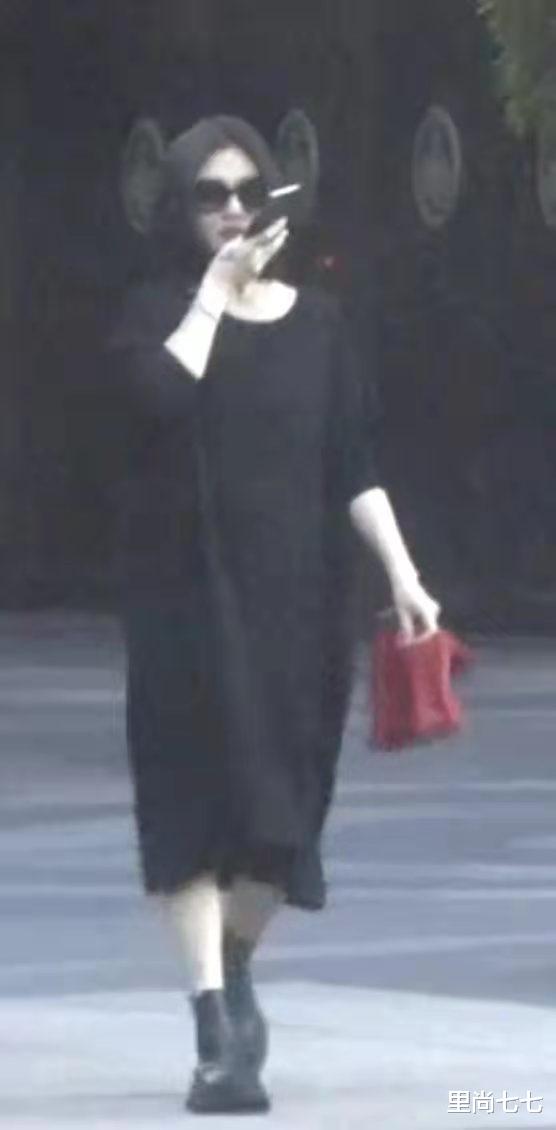 穿衣搭配 大S参加聚会，剪短发表情冷艳，脚踝和手腕一样细太骨感