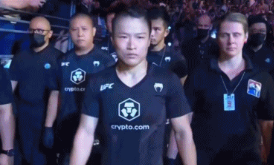 张伟丽|张伟丽KO取胜！现场观众抱头不敢相信，赛后安慰乔安娜让人感动