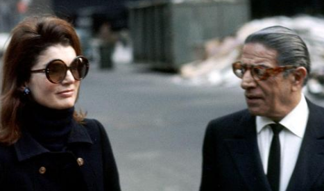 杰奎琳|杰奎琳:20多岁嫁给肯尼迪,30多岁就遭嫌弃,拿着几千万优雅转身