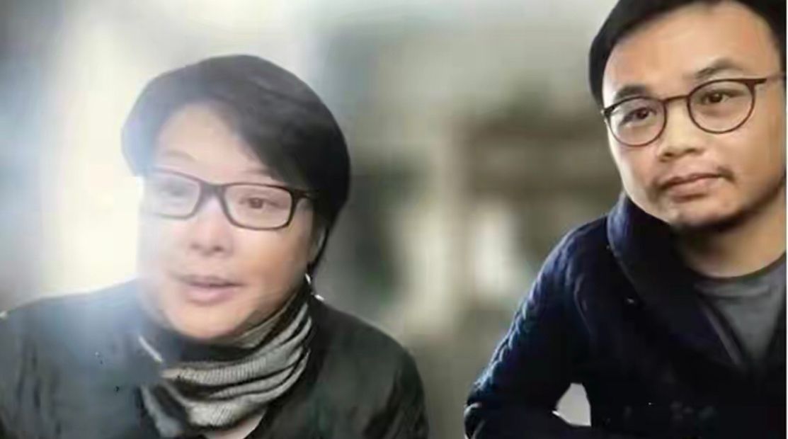 紧身裤 袁立两口子同框，穿米色毛衣配短发有书香气，不像比老公大11岁