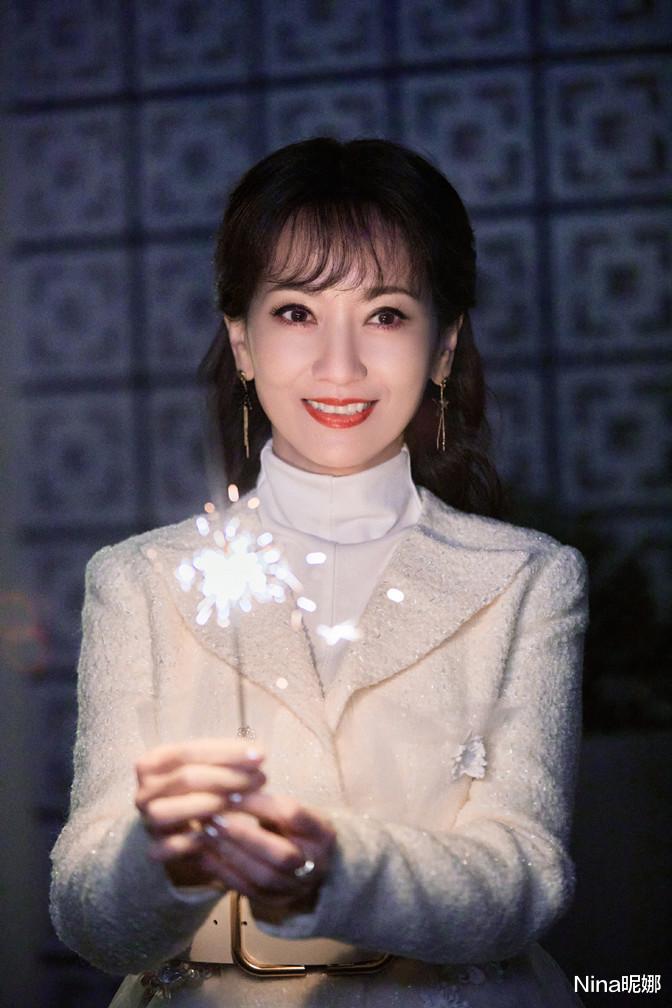 西装 真是美人坯子!69岁赵雅芝穿白色西装玩烟火棒,满面春光年轻得很