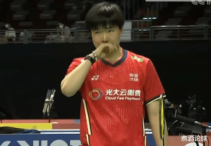 何冰娇|2-0！何冰娇给18岁小将上课，单局轰21-2太狠了，国羽连下两城