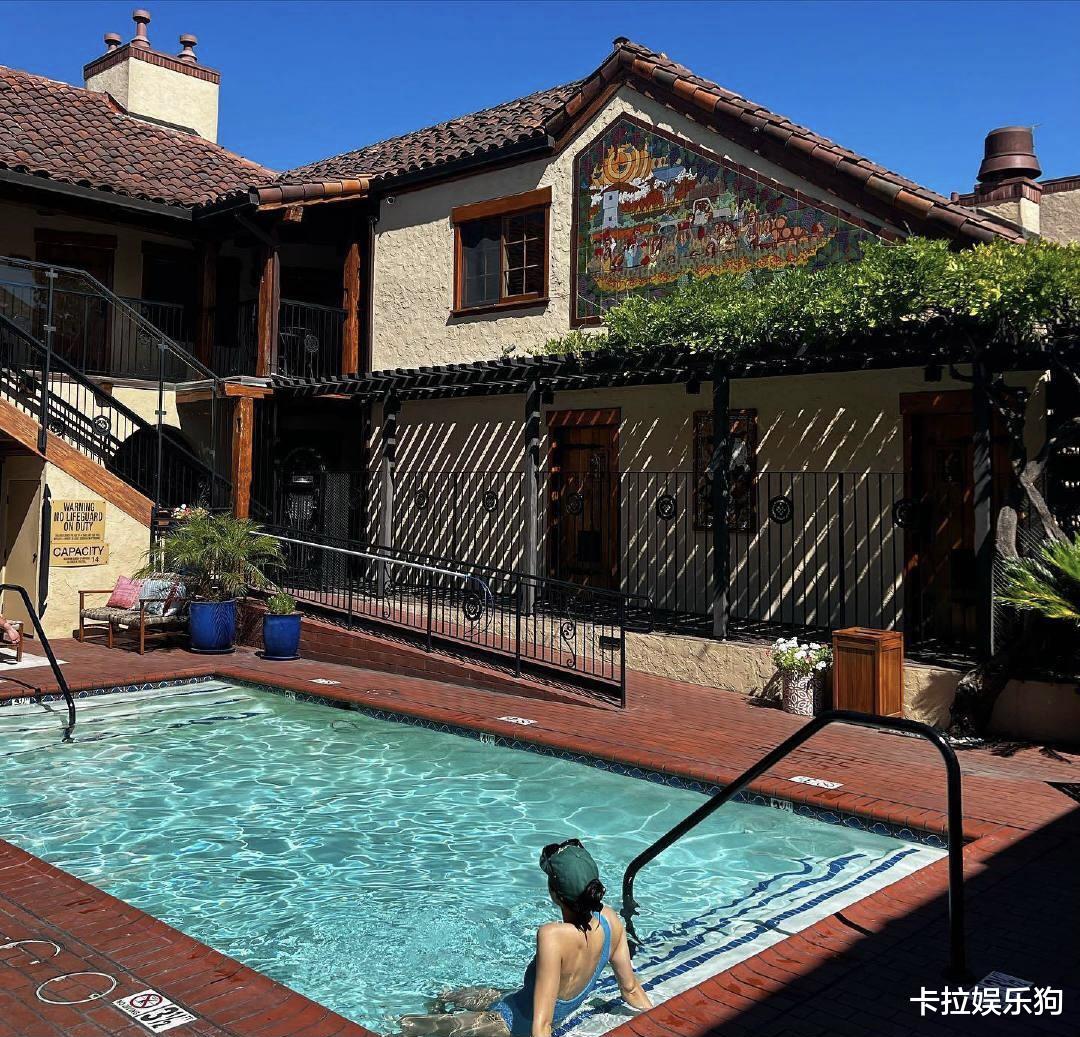 心动的感觉|郑秀晶郑秀妍姐妹同款蓝色斜肩泳装，两位是一起逛街姐姐买单吗