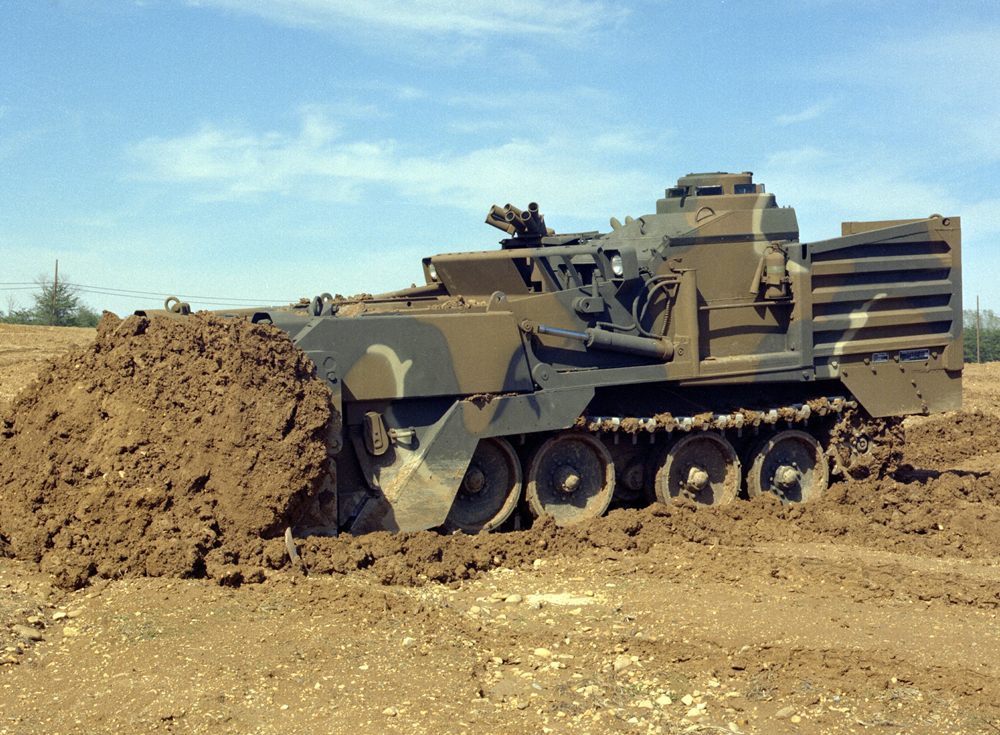 美军工兵连的主力装备之m9装甲推土机 - 军事资讯(主打网)