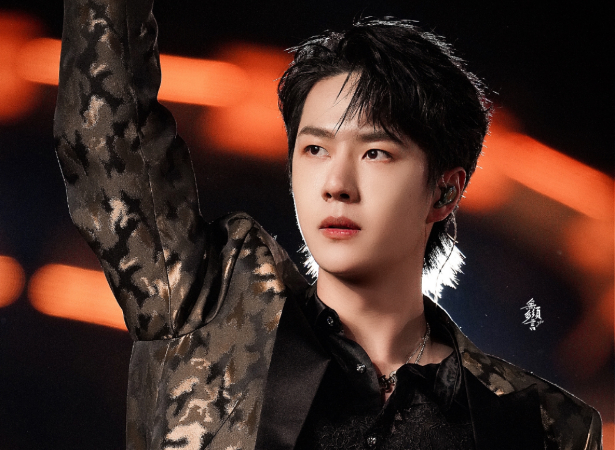 王一博|王一博与乐华续约至2026年，重情重义真的值得吗？