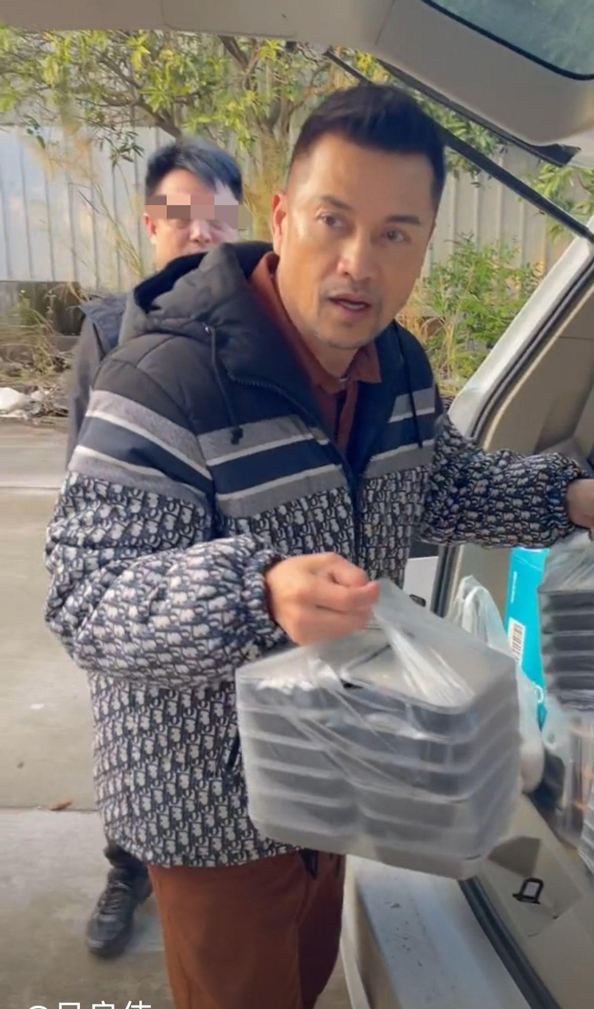 吕良伟|吕良伟晒夫妻登山照,贴心紧扶小15岁娇妻,手臂肌肉壮硕显年轻