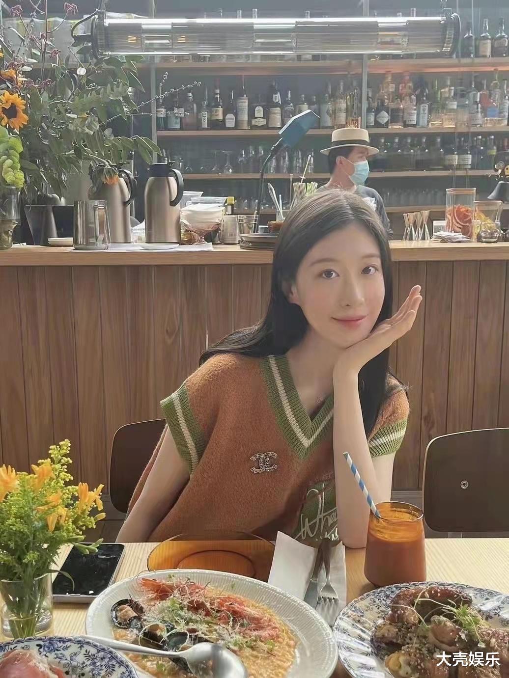 许魏洲|许魏洲老婆照片被一男子曝光，两人以姐妹相称，关系暧昧引发热议