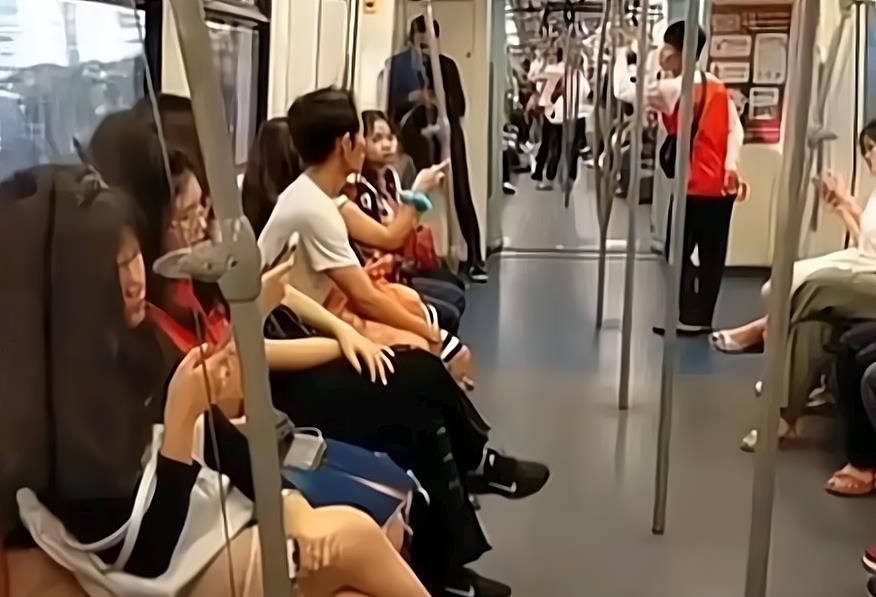 杭州地铁爬行女子系中国美院学生，行为艺术，还是扰乱公共秩序？