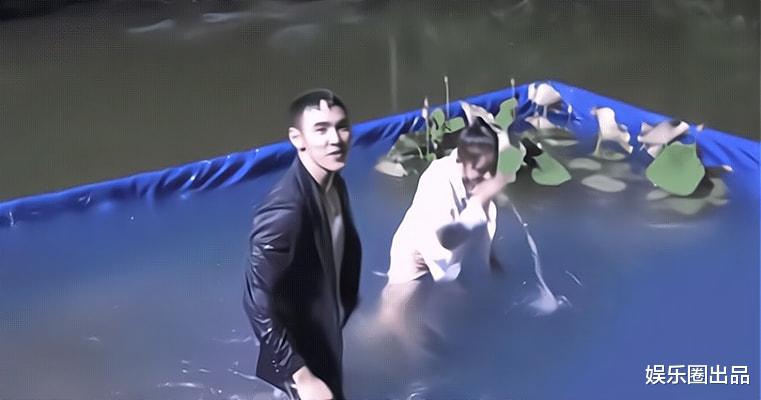 宋祖儿|宋祖儿片场工作照火了，和男明星在水中拍戏，脸部表情引起热议