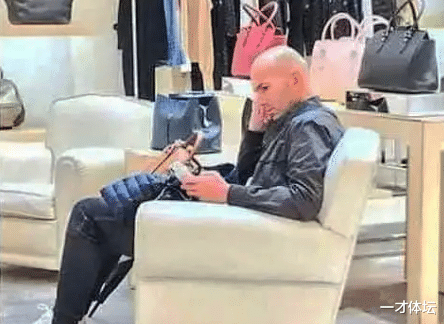 齐达内|法国巨星齐达内近照,媳妇逛街他看包,20年来还是“妻管严”!