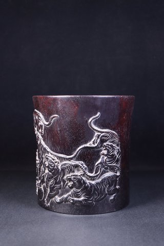 文房|回流：老紫檀木雕“虎虎生威”文房笔筒。