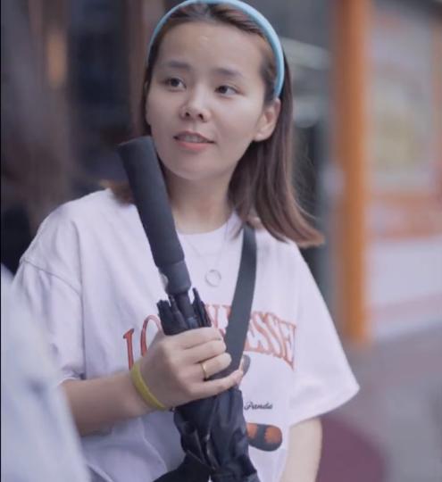 蔡卓宜|三石又出来直播了，身上的衣服也是很吸睛，大娘对楷楷真心不错