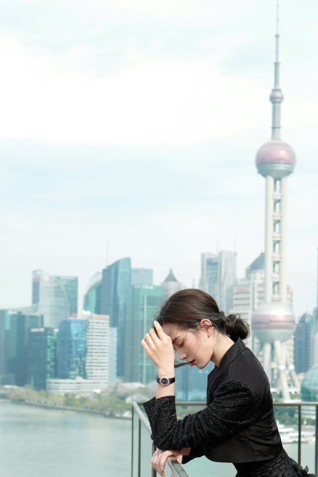 刘诗诗|刘诗诗生日也不得闲！穿皮质套装庆生美翻全场，笑容甜美乐开了花