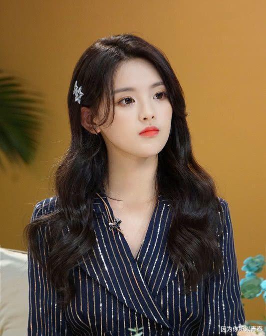 杨超越|杨超越直播被问读书是否重要，瞪眼睛盯着屏幕忙点头，被赞三观正