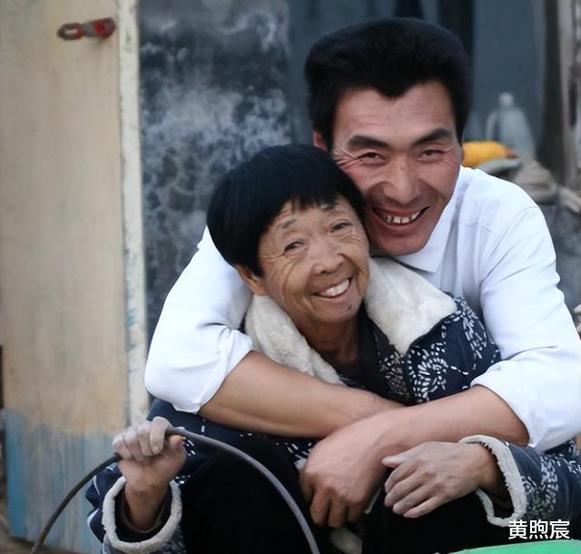 李玉成|被嫌弃了?85岁马玉琴和婆婆跳舞,险被对方推倒,网友:群魔乱舞