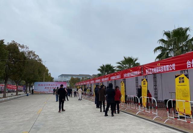 人力资源|外地工回不来只好招本地人50周岁以下就行2000缺口只招到300人