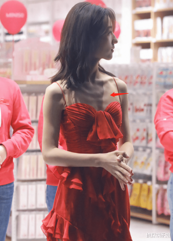 张子枫|张子枫近照瘦成纸片人，排骨胸超抢镜，网友直呼看着不健康