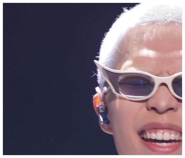 李灿赫|宣发舞台变行为艺术现场？鬼才李灿赫新专上线，剃头打歌惹争议？