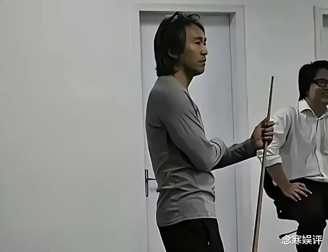 周星驰|60岁周星驰打台球被偶遇,满头白发又老又憔悴,身体状况令人担忧