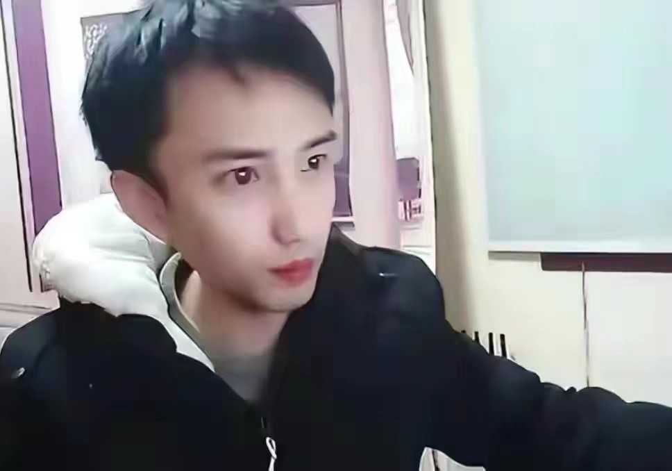 |耀扬再度上演整活！开启户外直播钓鱼，用力过猛直接掉入河里？