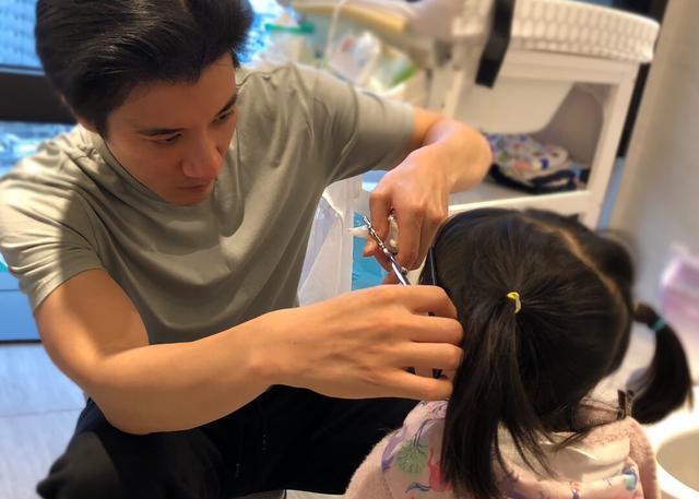 迪丽热巴|王力宏被问爱老婆吗，他这样回答，摸下巴表情耐人寻味