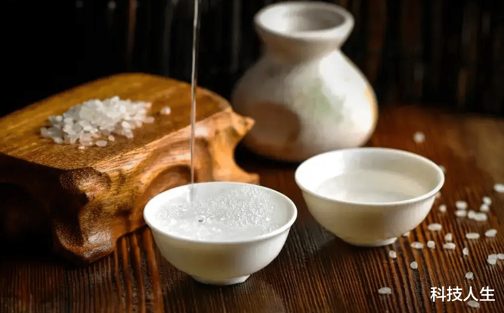 揭开白酒界的“遮羞布”:与名酒“攀亲戚”就成高档货,别被骗了
